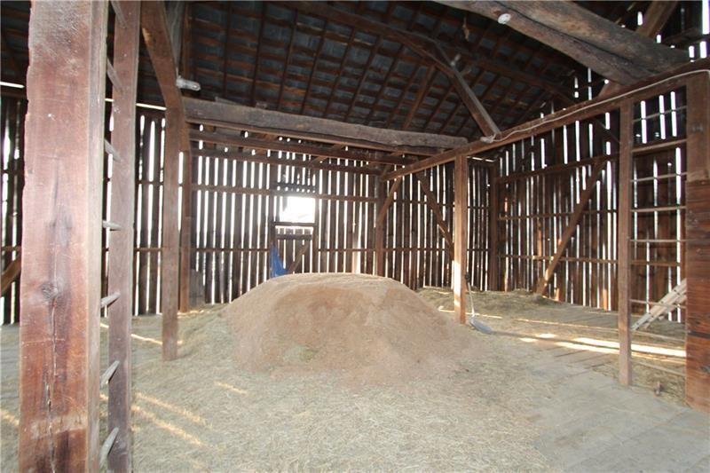 24 Stom Road Ligonier, PA 15658 - Photo 3 of 37 a view of a garage