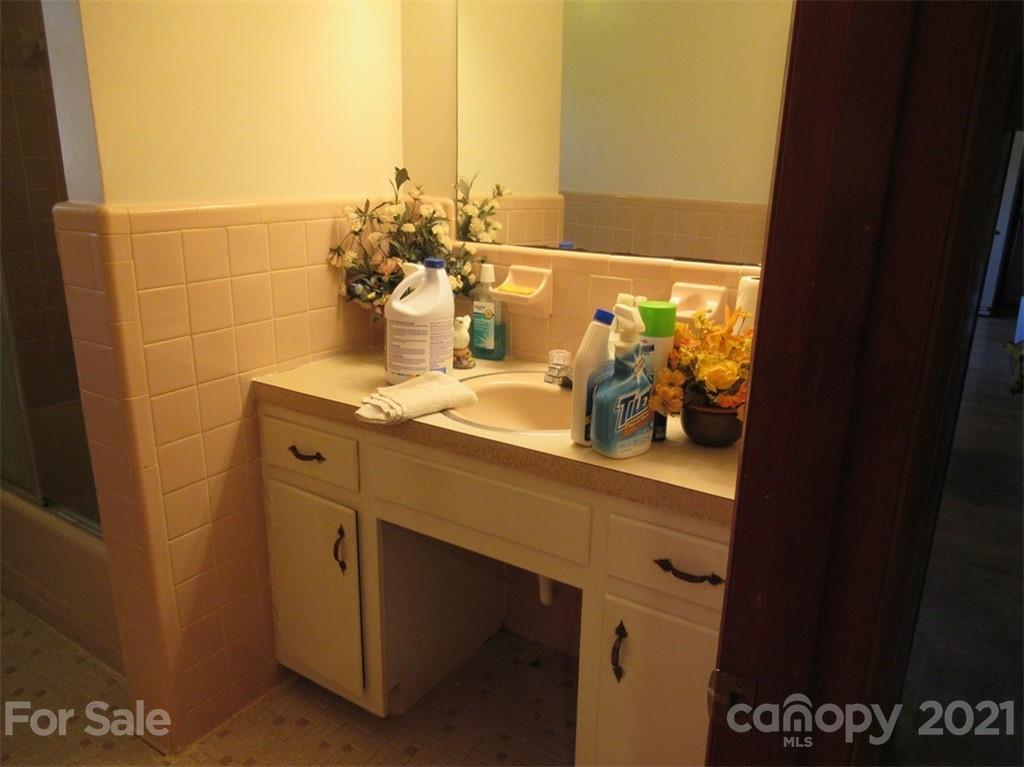 818 Setzer Drive Conover, NC 28613 - Photo 11 of 26 Gallery Image 11
