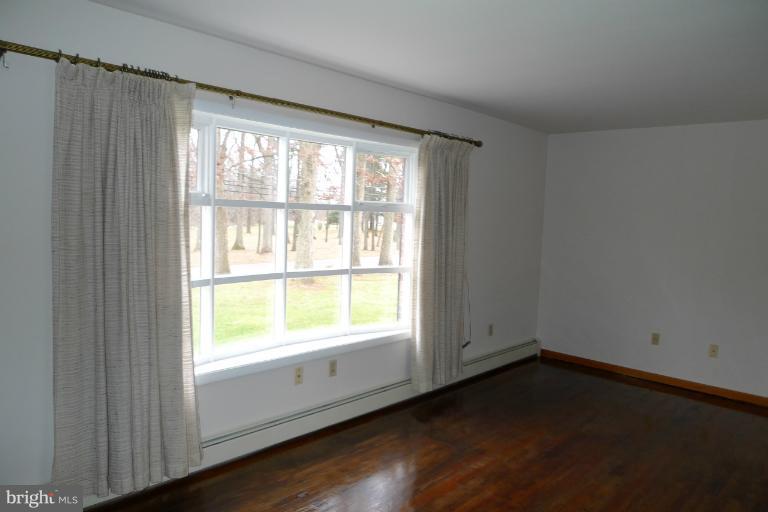 10322 Bethel Road Frederick, MD 21702 - Photo 12 of 30 Living Room