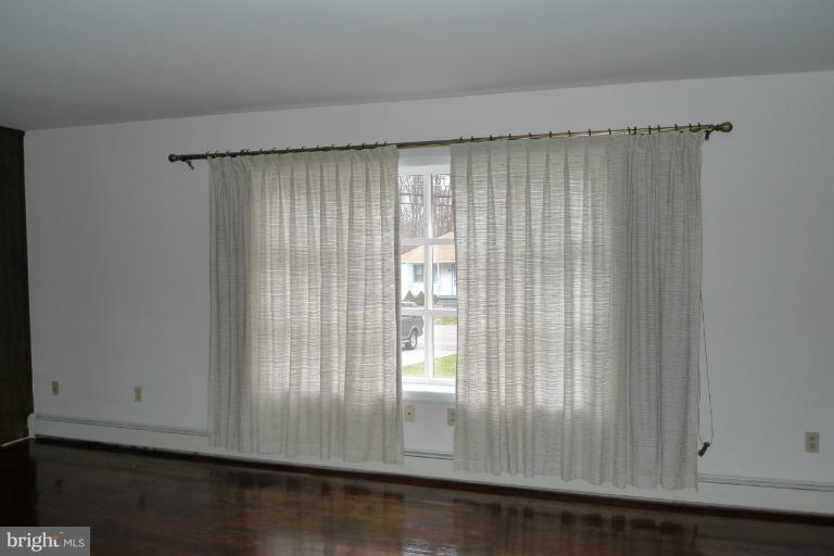 10322 Bethel Road Frederick, MD 21702 - Photo 17 of 30 Living Room