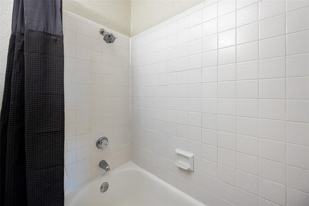 5626 Preston Oaks Road, Unit 35D Dallas, TX 75254 - Photo 17 of 29 2nd Primary Bath