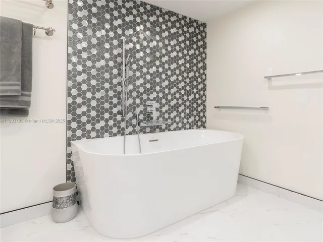 $5,999 | 19707 Turnberry Way, Unit 18K, Aventura, FL 33180