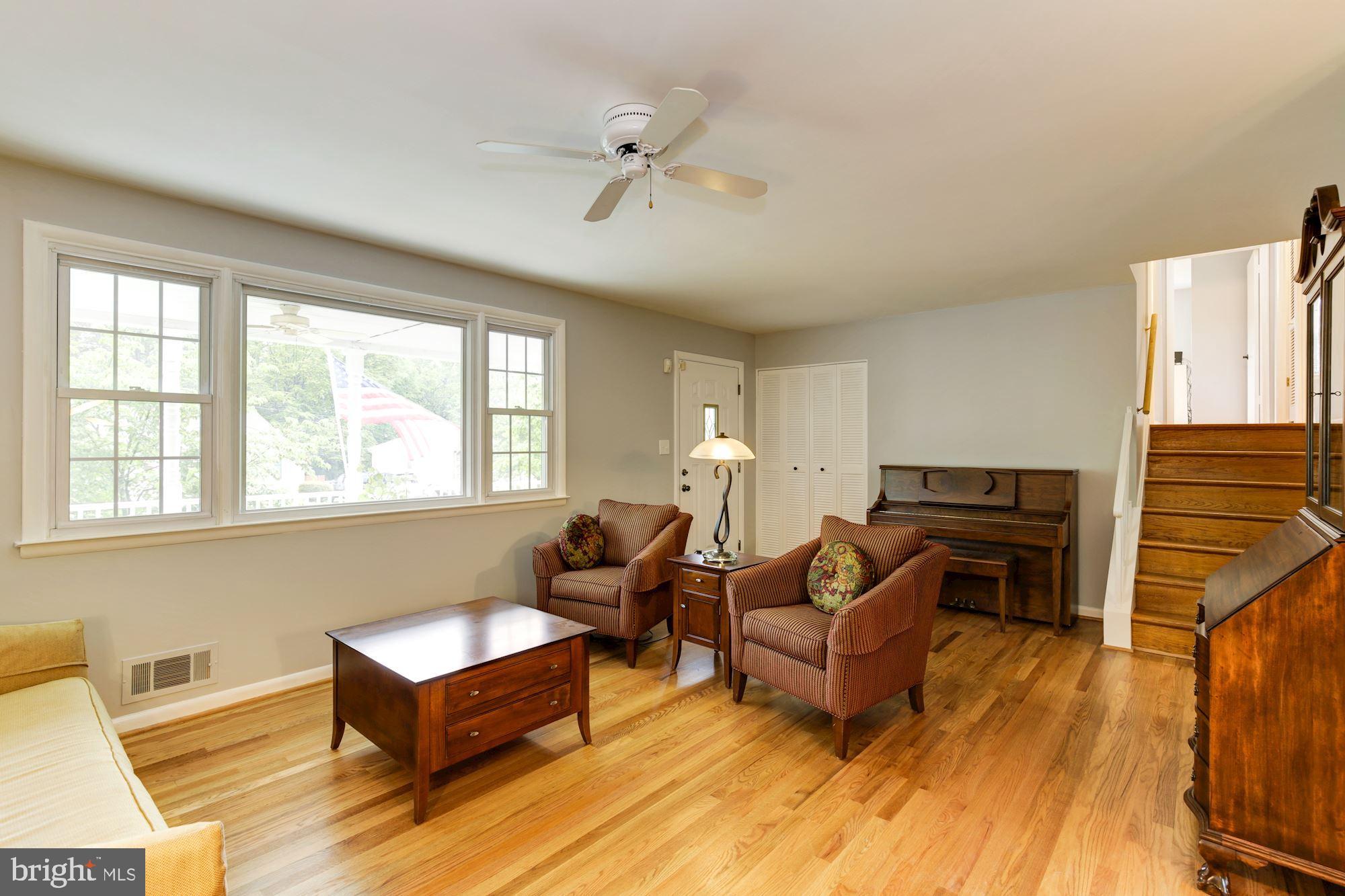 307 Stonewall Road Baltimore, MD 21228 - Photo 4 of 31 Living Room