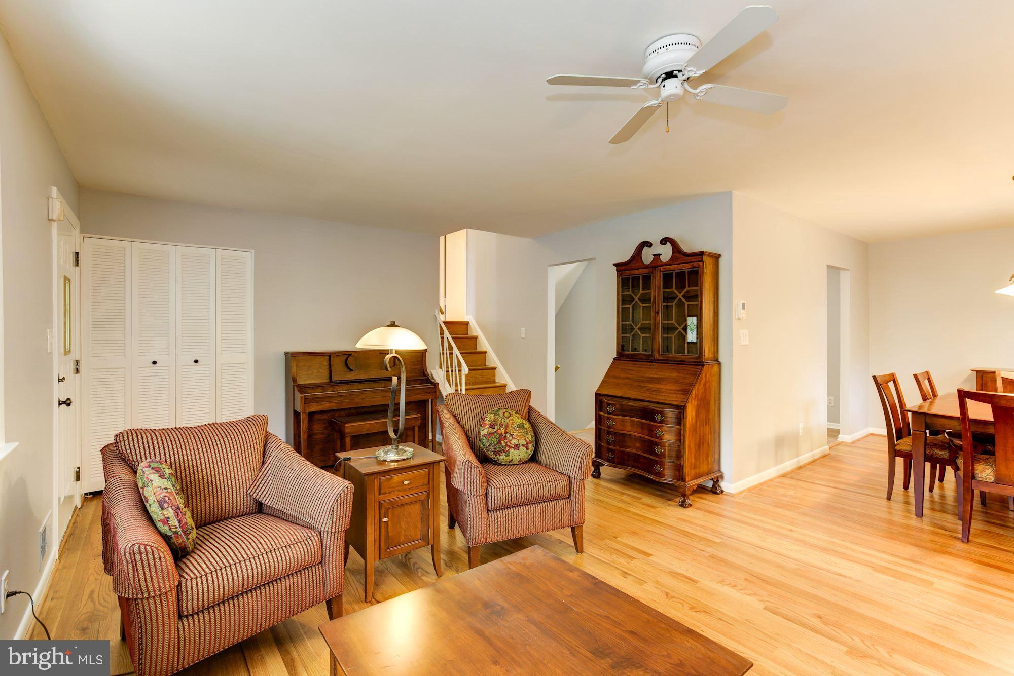 307 Stonewall Road Baltimore, MD 21228 - Photo 5 of 31 Living Room
