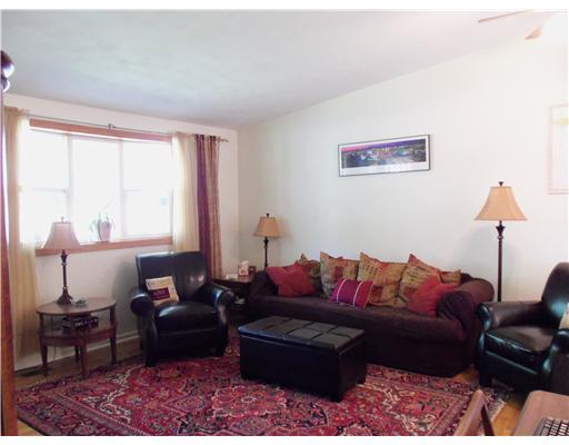 206 Baintree Road Coraopolis, PA 15108 - Photo 4 of 17 Living Room.