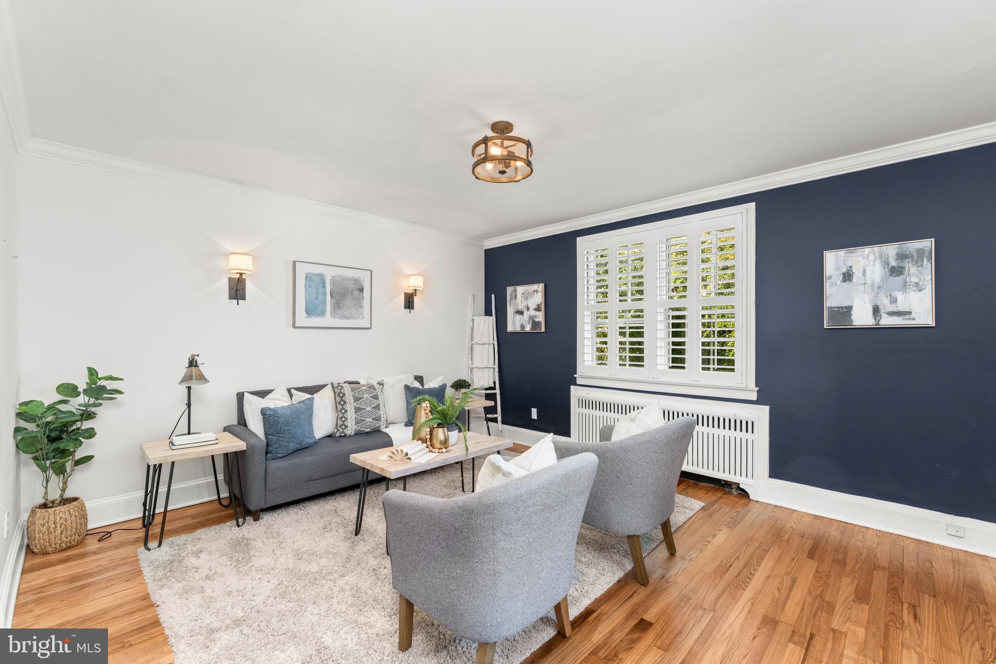 910 Kingston Road Baltimore, MD 21212 - Photo 15 of 36 a living room with furniture and a potted plant
