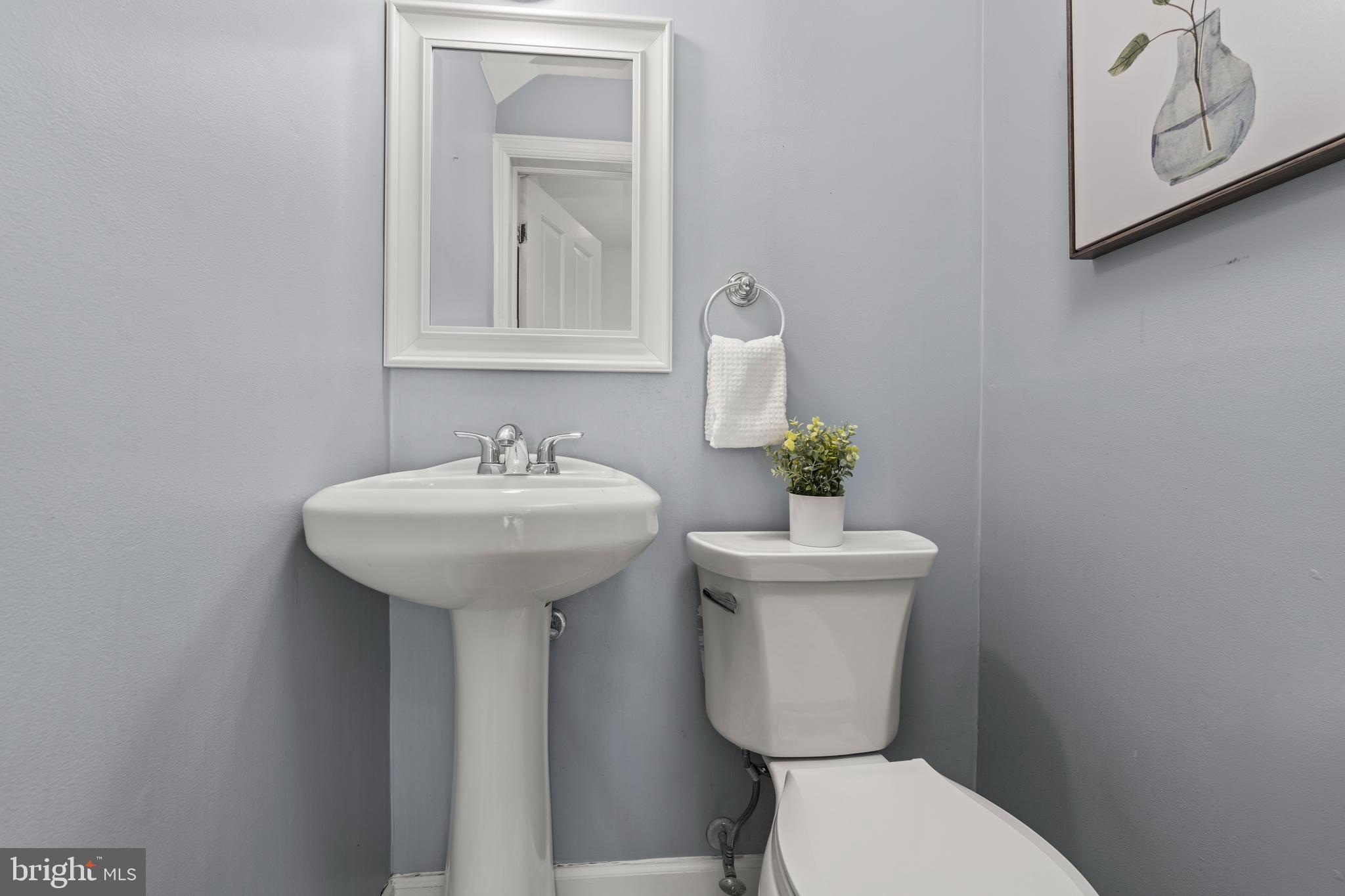 910 Kingston Road Baltimore, MD 21212 - Photo 17 of 36 a bathroom with a toilet sink and mirror