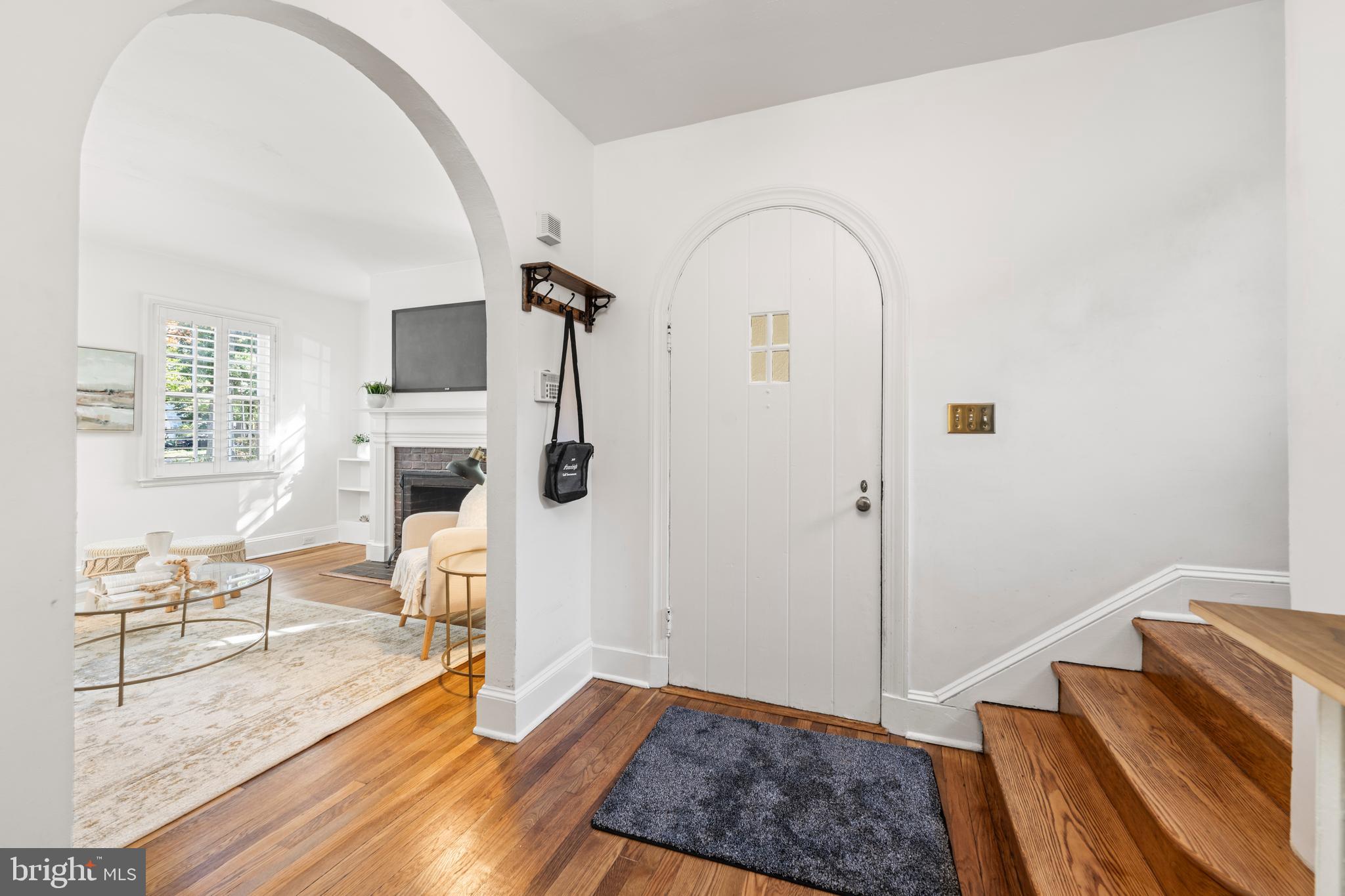 910 Kingston Road Baltimore, MD 21212 - Photo 2 of 36 a living room with furniture and a fireplace