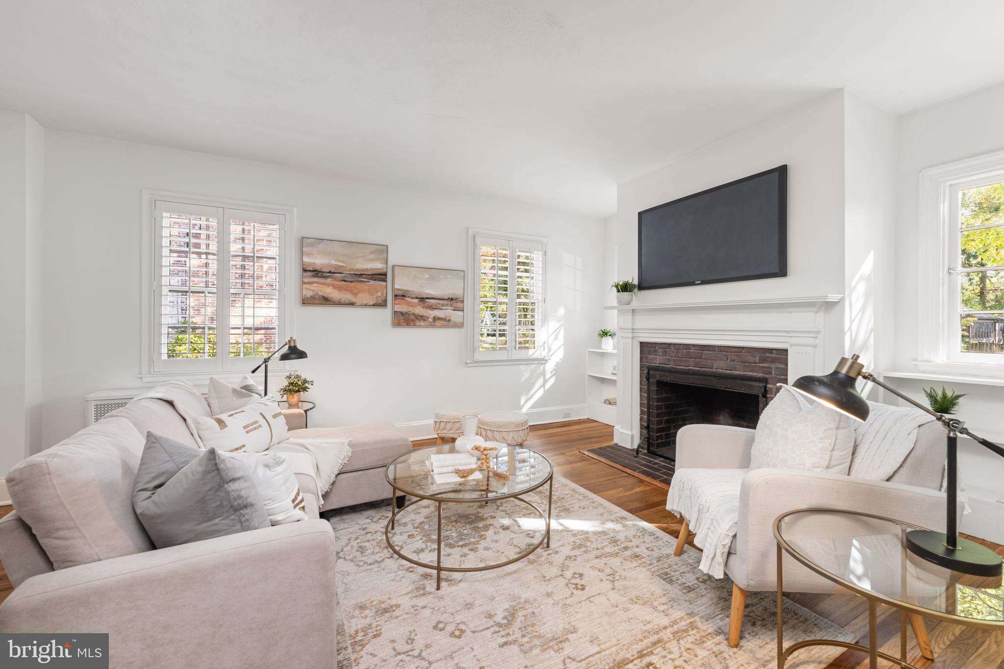 910 Kingston Road Baltimore, MD 21212 - Photo 4 of 36 Sun Filled Rooms