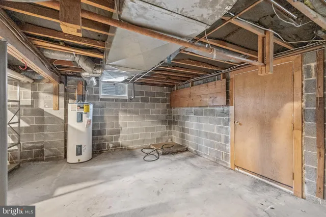 a view of walk in closet