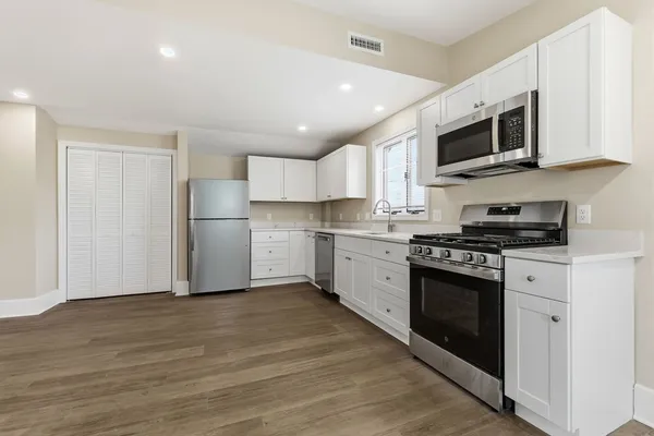 $2,900 | 142 Elliott Street, Unit 2, Beverly, MA 01915