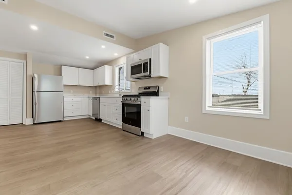$2,900 | 142 Elliott Street, Unit 2, Beverly, MA 01915