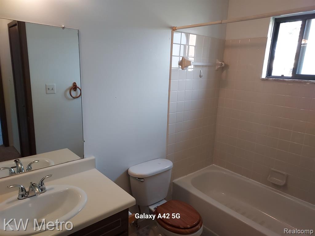 30010 Utica Road, Unit 5 Roseville, MI 48066 - Photo 9 of 14