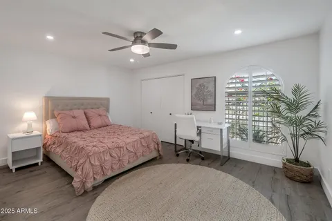 a en suite bathroom with double vanity sinks and a mirror