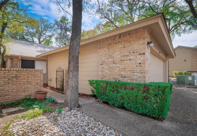 a view of a back yard of the house