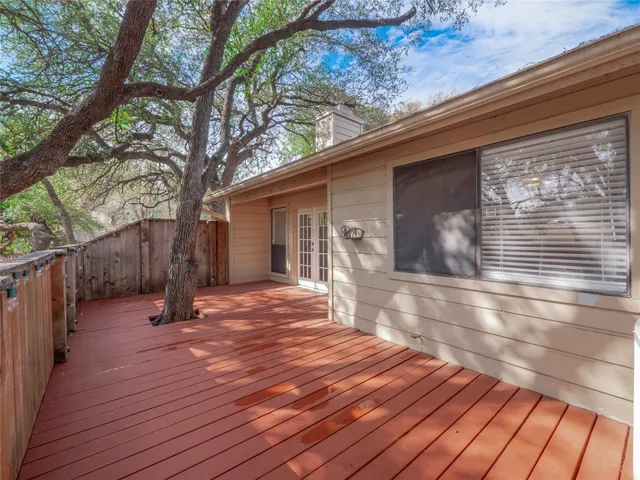 a view of back yard of the house
