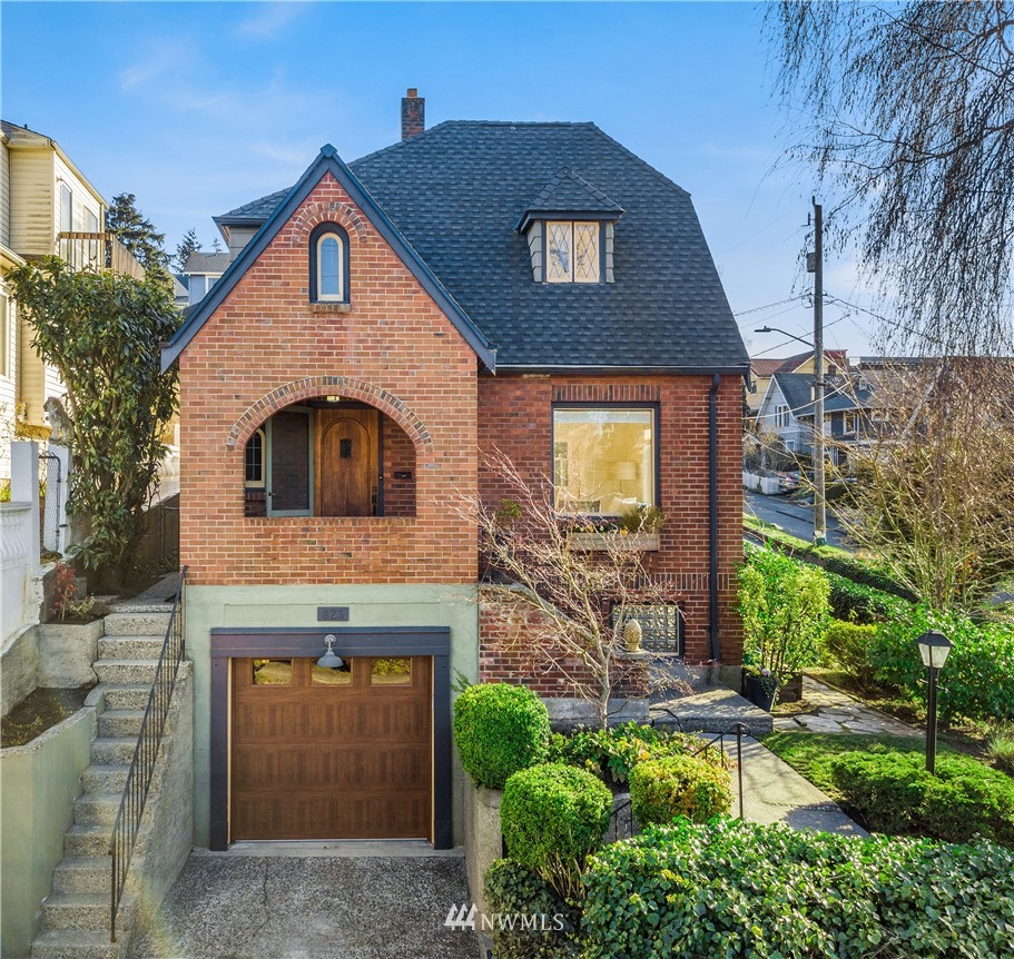 823 West Howe Street Seattle, WA 98119 - Photo 1 of 27 Gallery Image 1