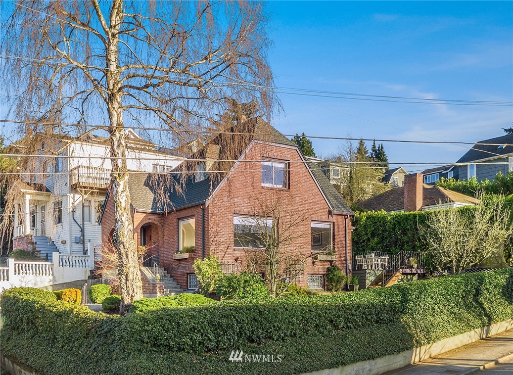 823 West Howe Street Seattle, WA 98119 - Photo 3 of 27 Gallery Image 3