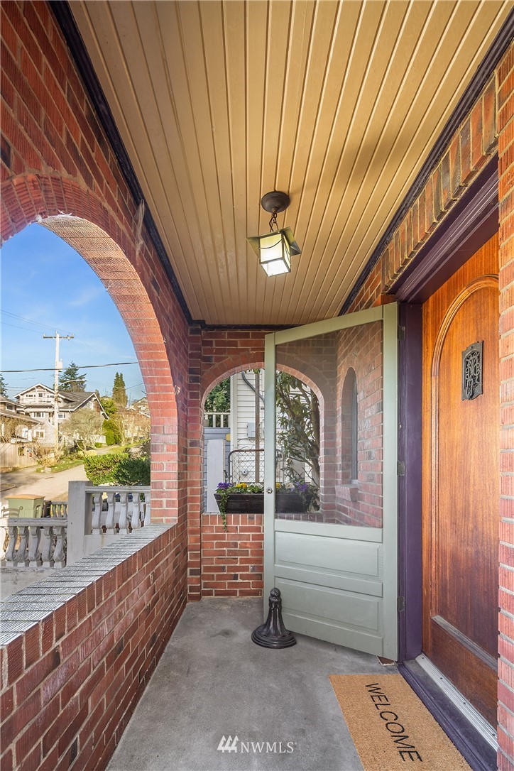 823 West Howe Street Seattle, WA 98119 - Photo 4 of 27 Gallery Image 4
