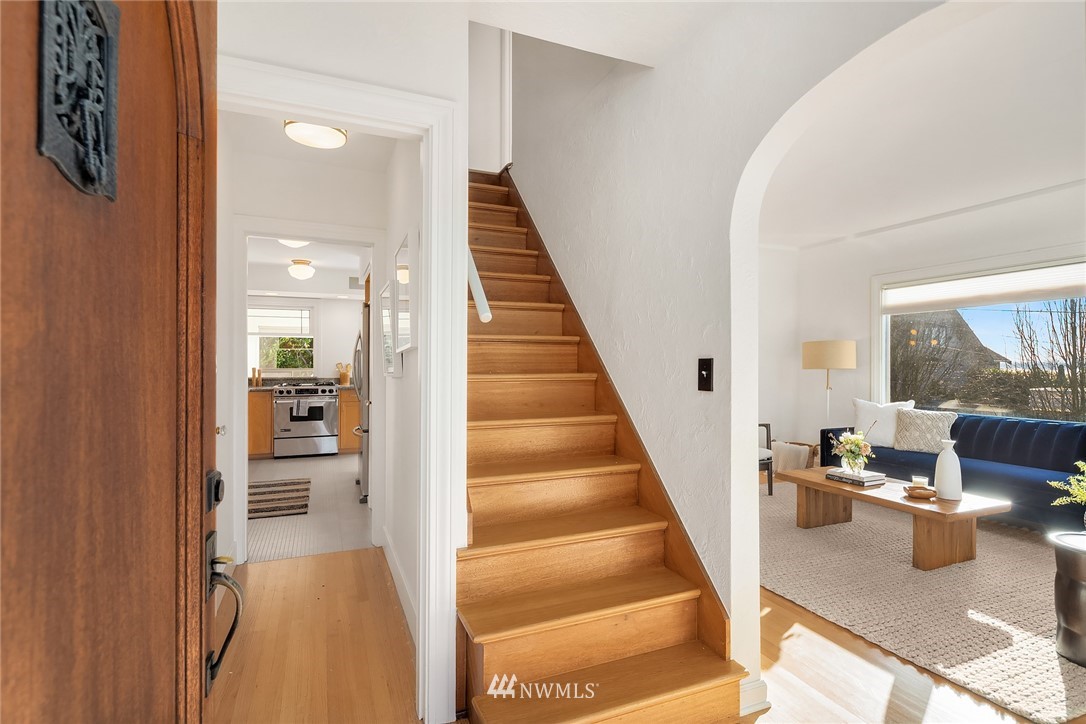 823 West Howe Street Seattle, WA 98119 - Photo 5 of 27 Gallery Image 5