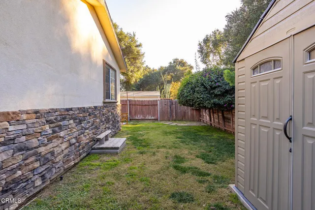 a view of a backyard with pathway
