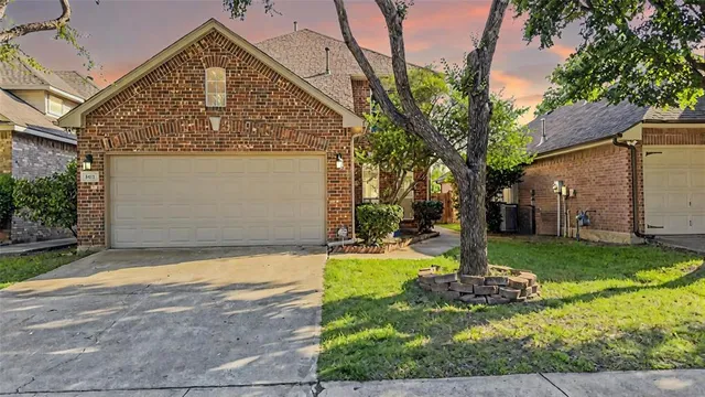 a view of a house with backyard and trees