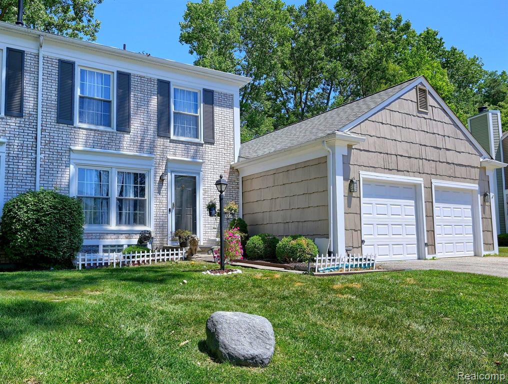 1370 Crescent Lane Rochester Hills, MI 48306 - Photo 2 of 25