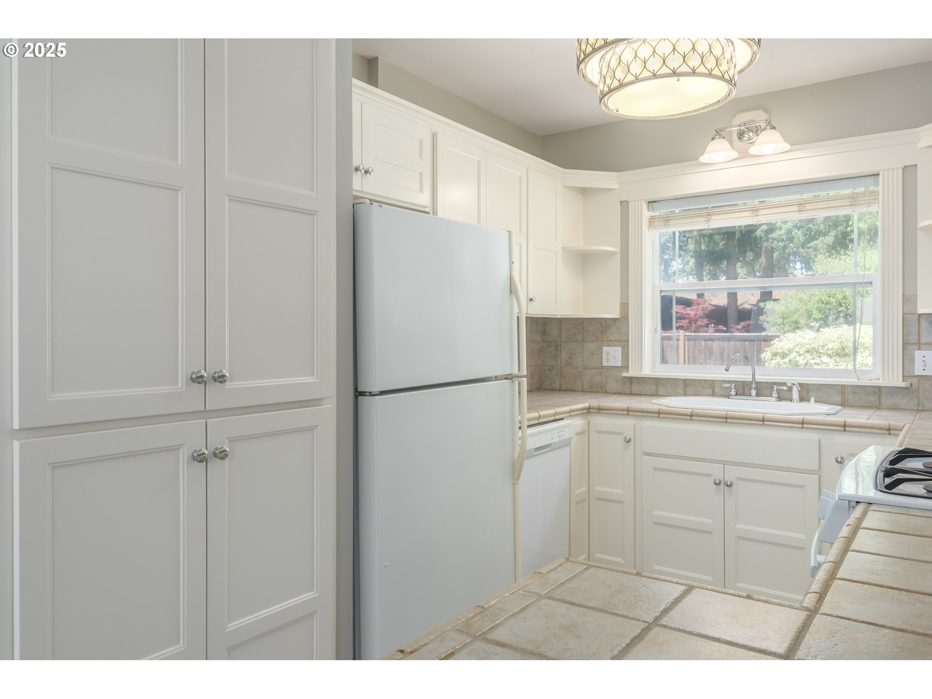 1507 Bogart Lane Eugene, OR 97401 - Photo 13 of 41 a kitchen with appliances cabinets and a sink