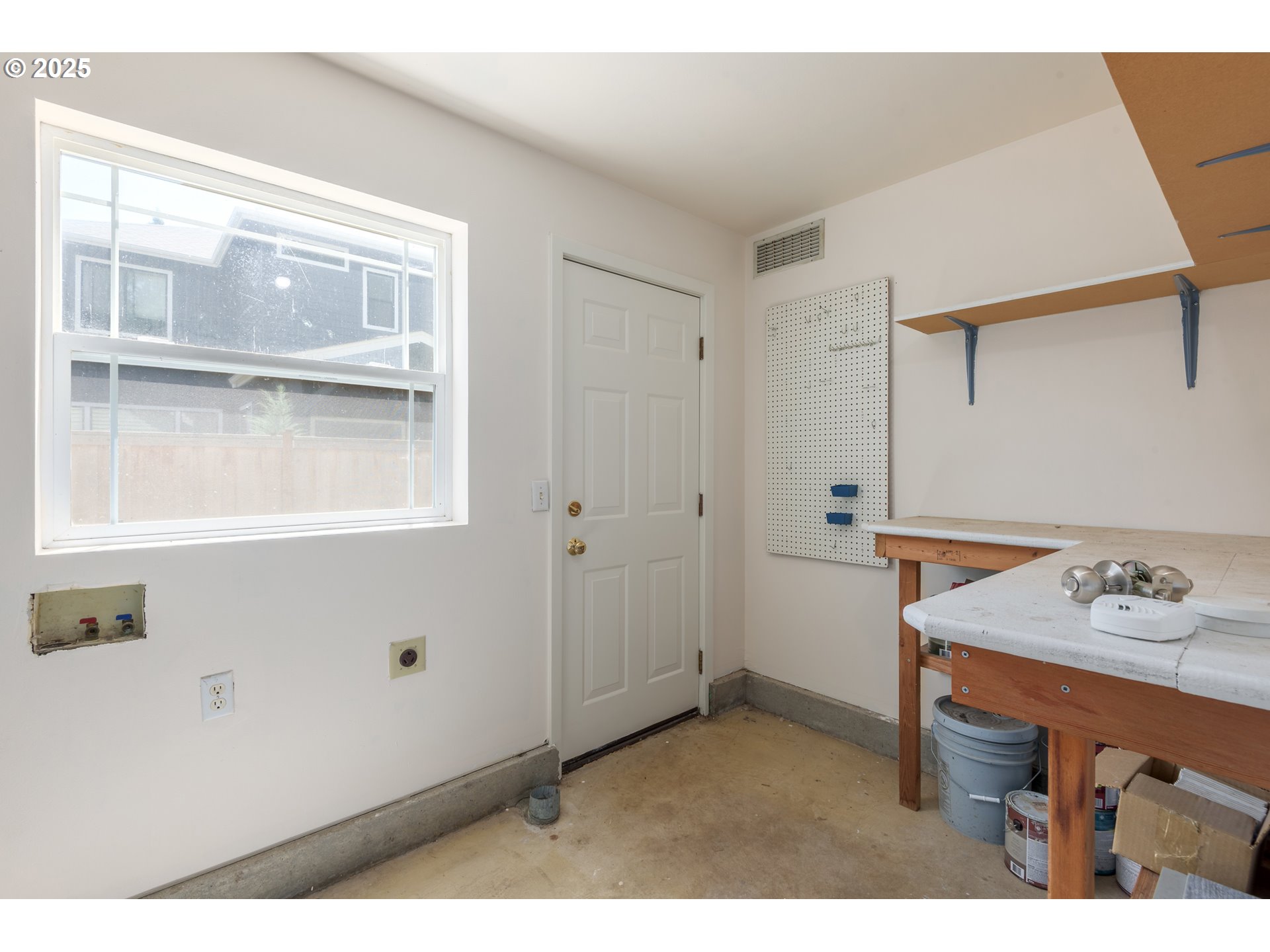 1507 Bogart Lane Eugene, OR 97401 - Photo 31 of 41 a room with a table and a window