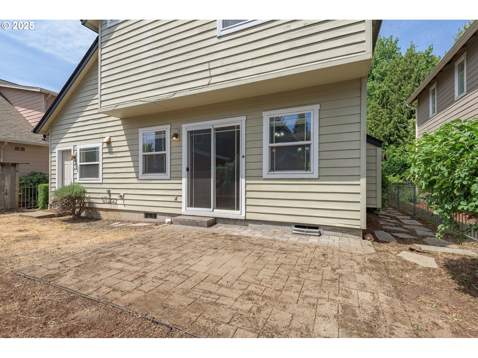 1507 Bogart Lane Eugene, OR 97401 - Photo 33 of 41 a backyard of a house