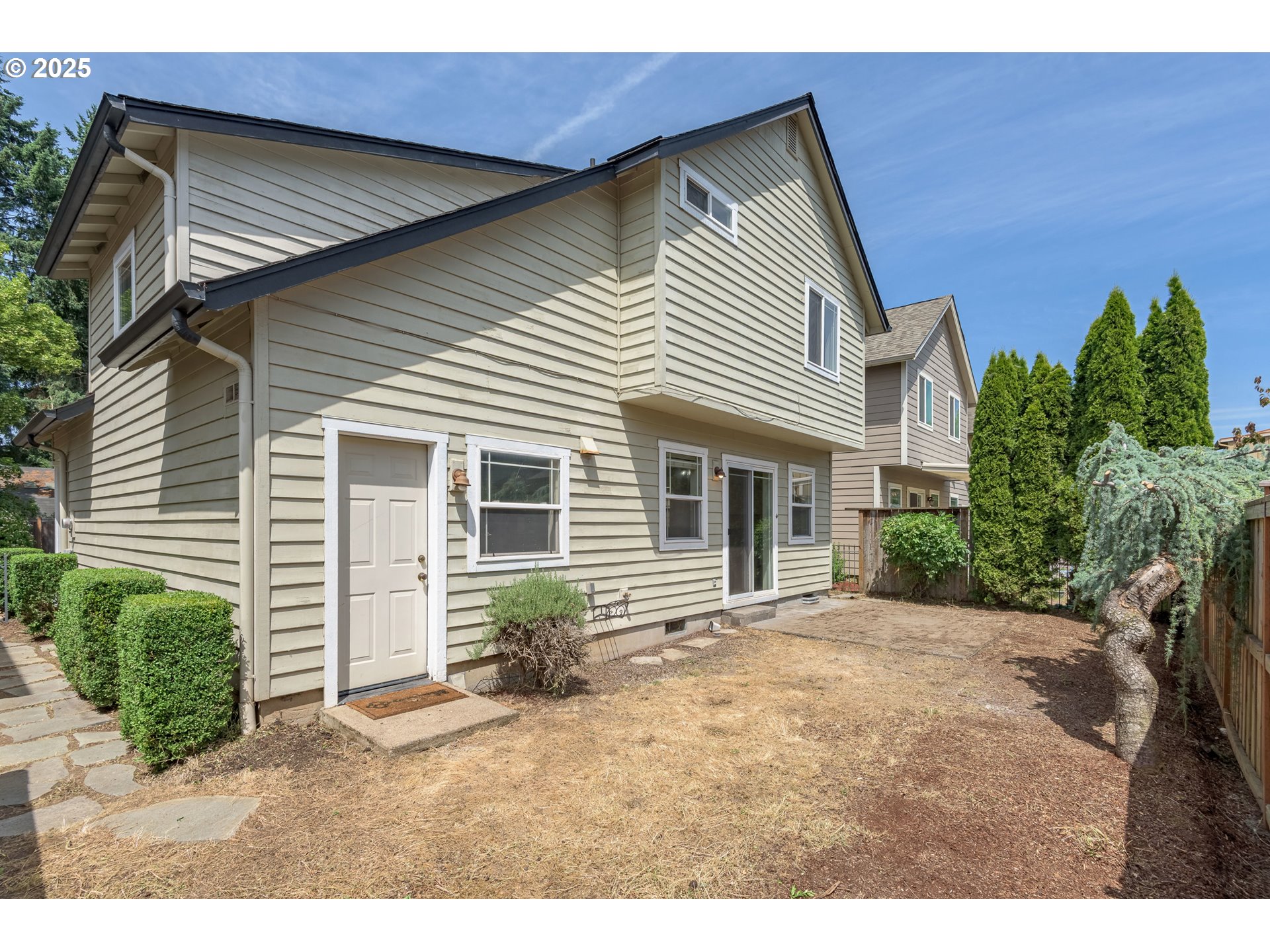 1507 Bogart Lane Eugene, OR 97401 - Photo 34 of 41 a front view of a house with a yard