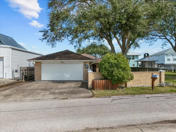 $575,000 | 2823 Bayshore Drive, Bacliff, TX 77518