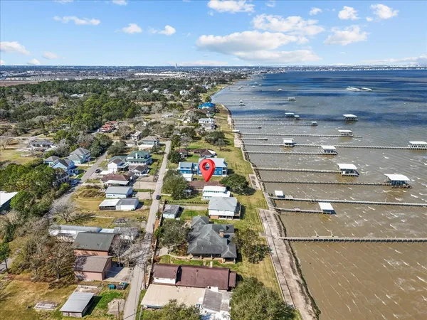 $575,000 | 2823 Bayshore Drive, Bacliff, TX 77518