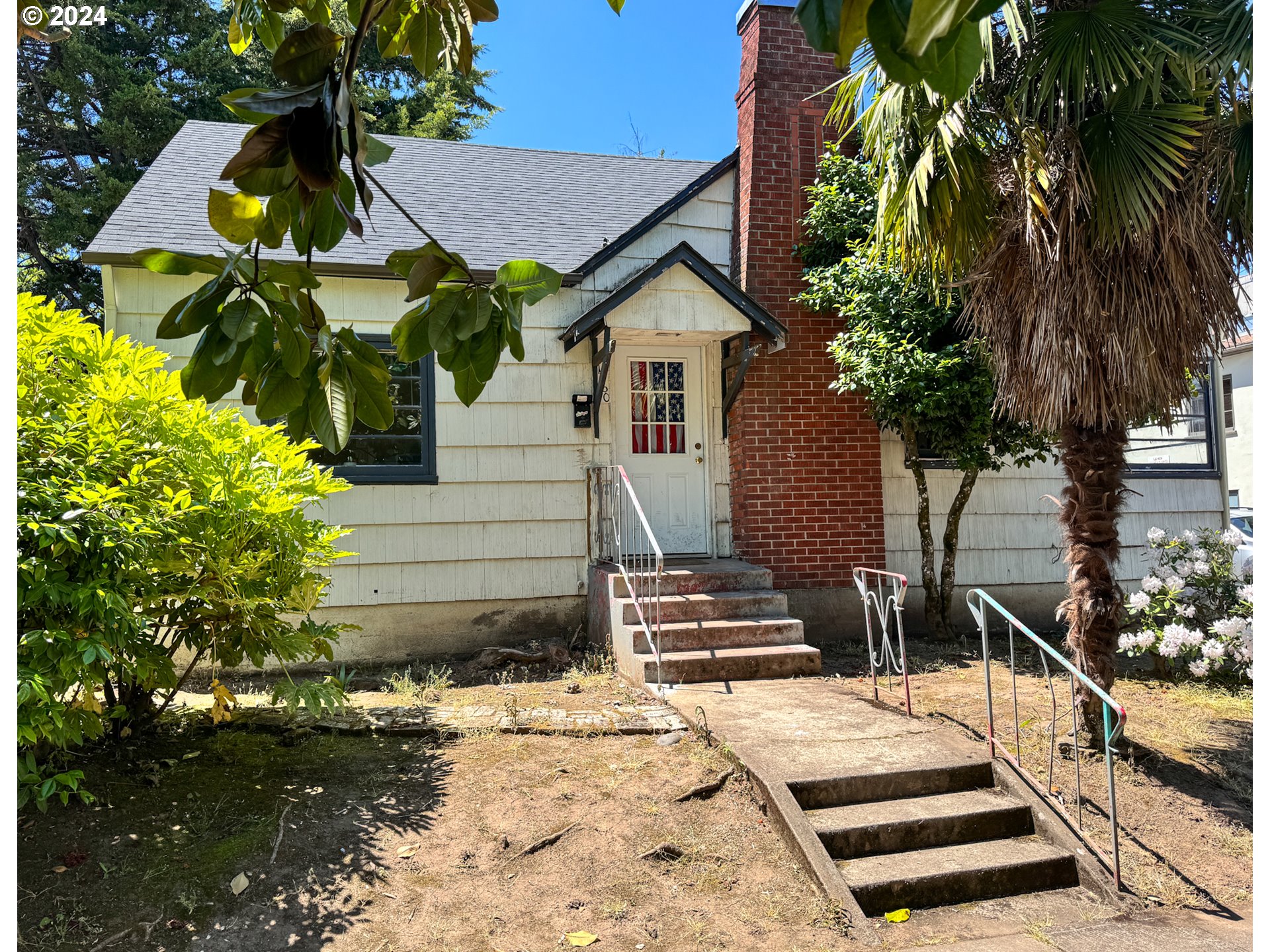 a view of a lounge chairs in front of house