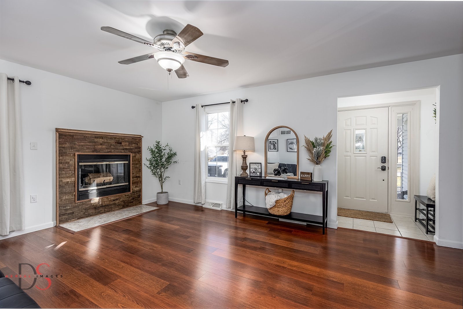 710 Daisy Court Seneca, IL 61360 - Photo 16 of 38 a living room with furniture and a fireplace