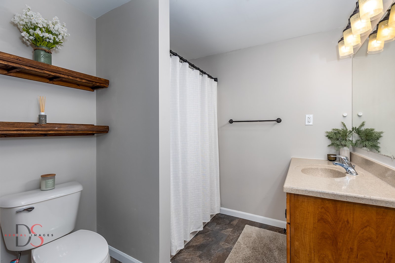 710 Daisy Court Seneca, IL 61360 - Photo 21 of 38 a bathroom with a toilet a sink and shower