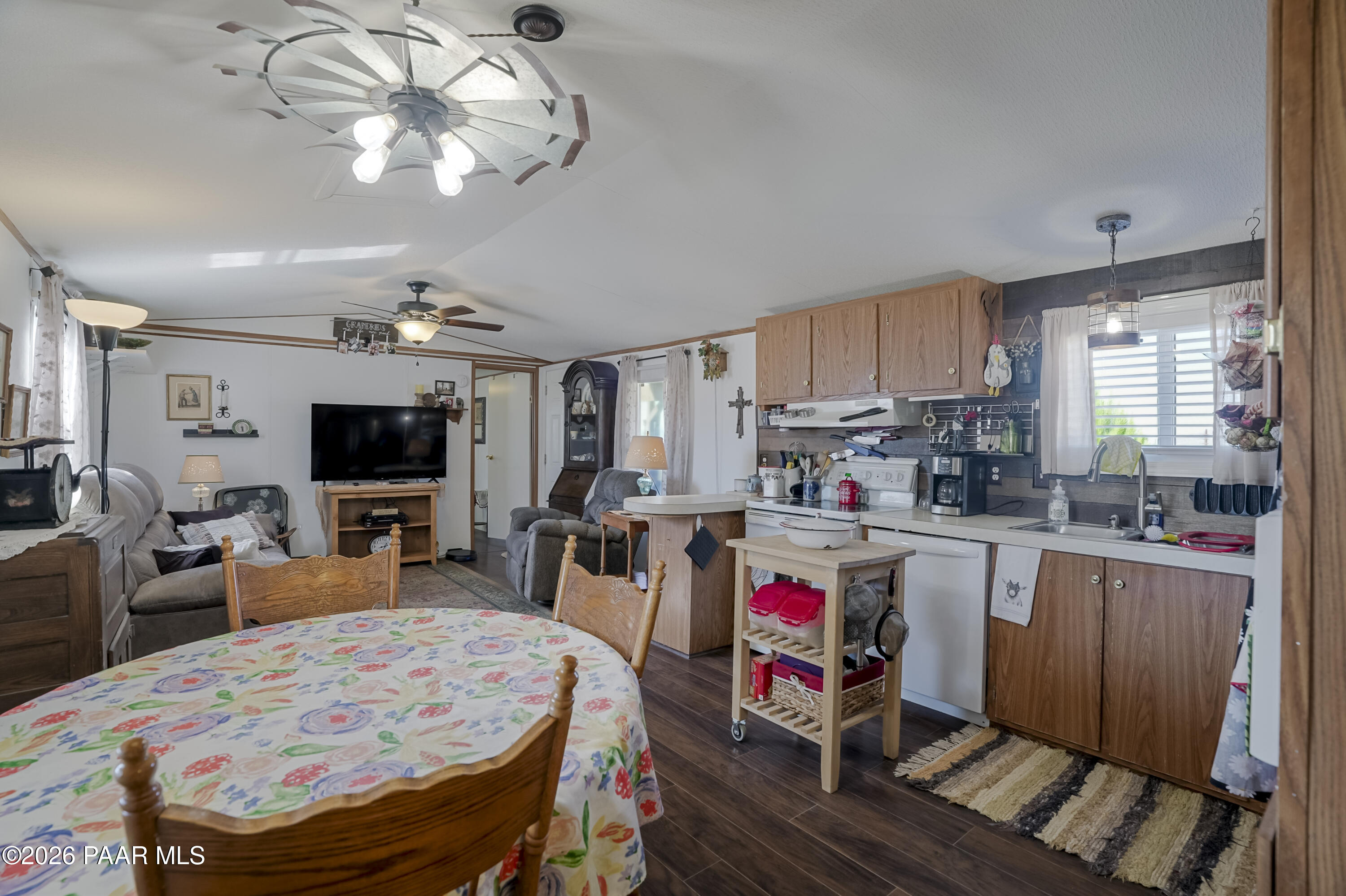 8360 West Barrington Road Wilhoit, AZ 86332 - Photo 9 of 36 Dining Area