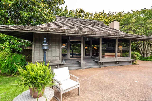 a view of a house with porch and sitting area