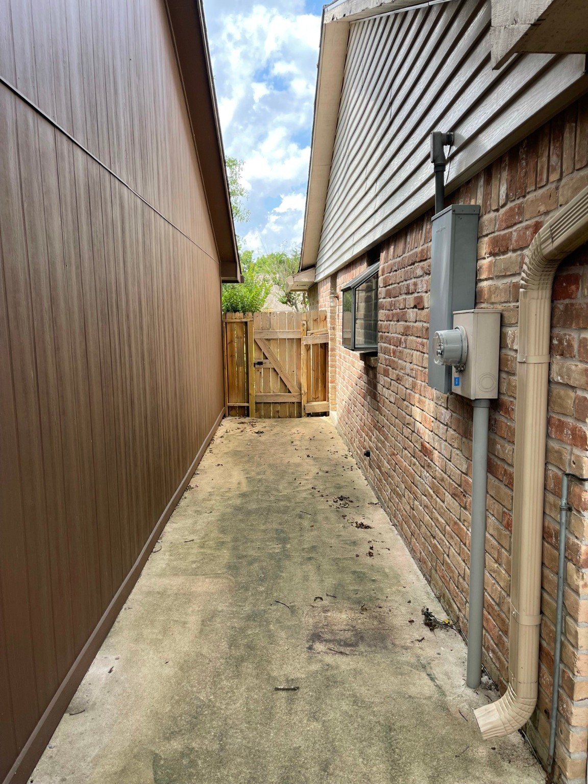 5003 Spring Forest Drive Houston, TX 77091 - Photo 12 of 37 a view of a pathway of a house