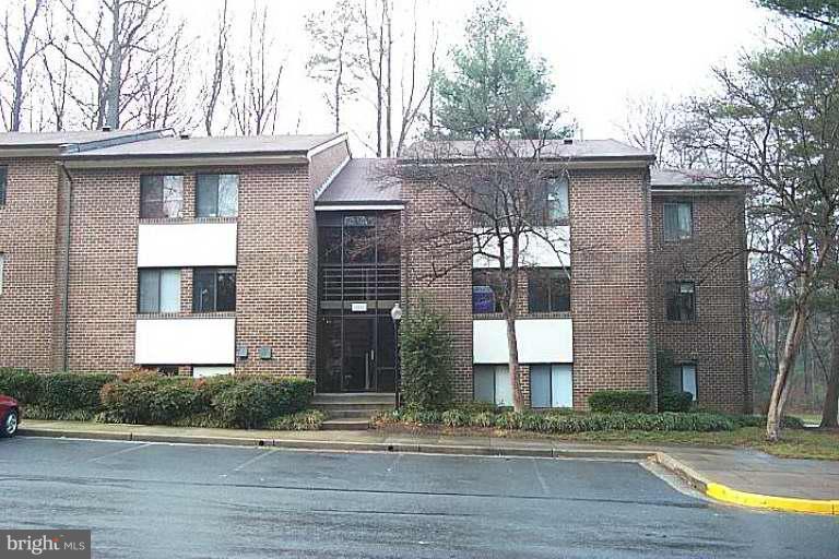 1533 Northgate Square, Unit 33/1A Reston, VA 20190 - Photo 1 of 6 a front view of a house with garden