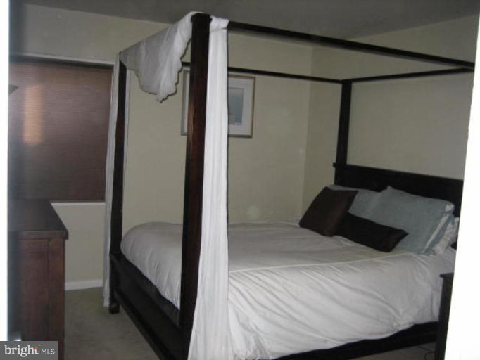 1533 Northgate Square, Unit 33/1A Reston, VA 20190 - Photo 3 of 6 a bedroom with a bed and a mirror