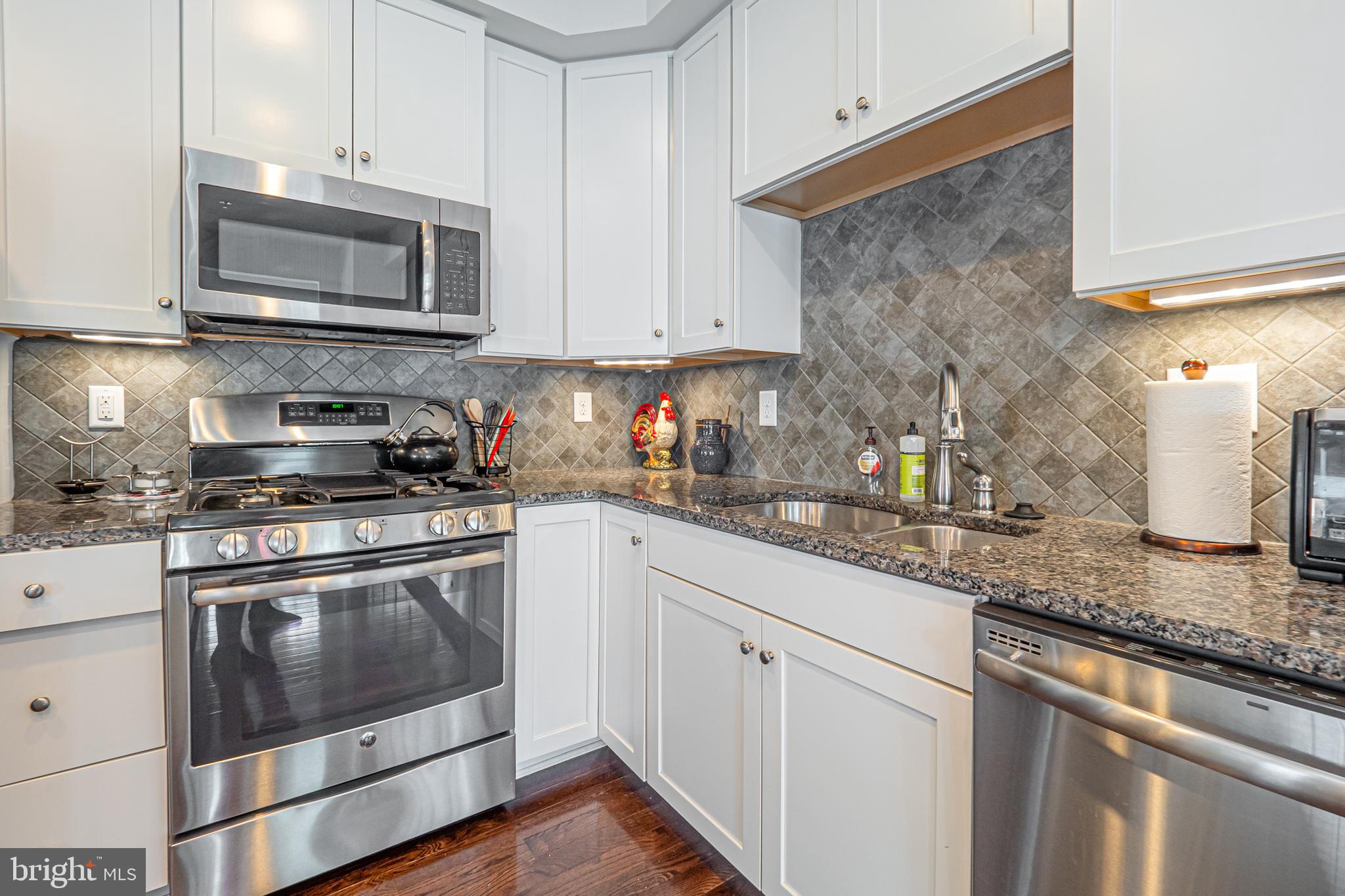 830 Sisler Road Phoenixville, PA 19460 - Photo 9 of 43 Granite counterops, custom backsplash