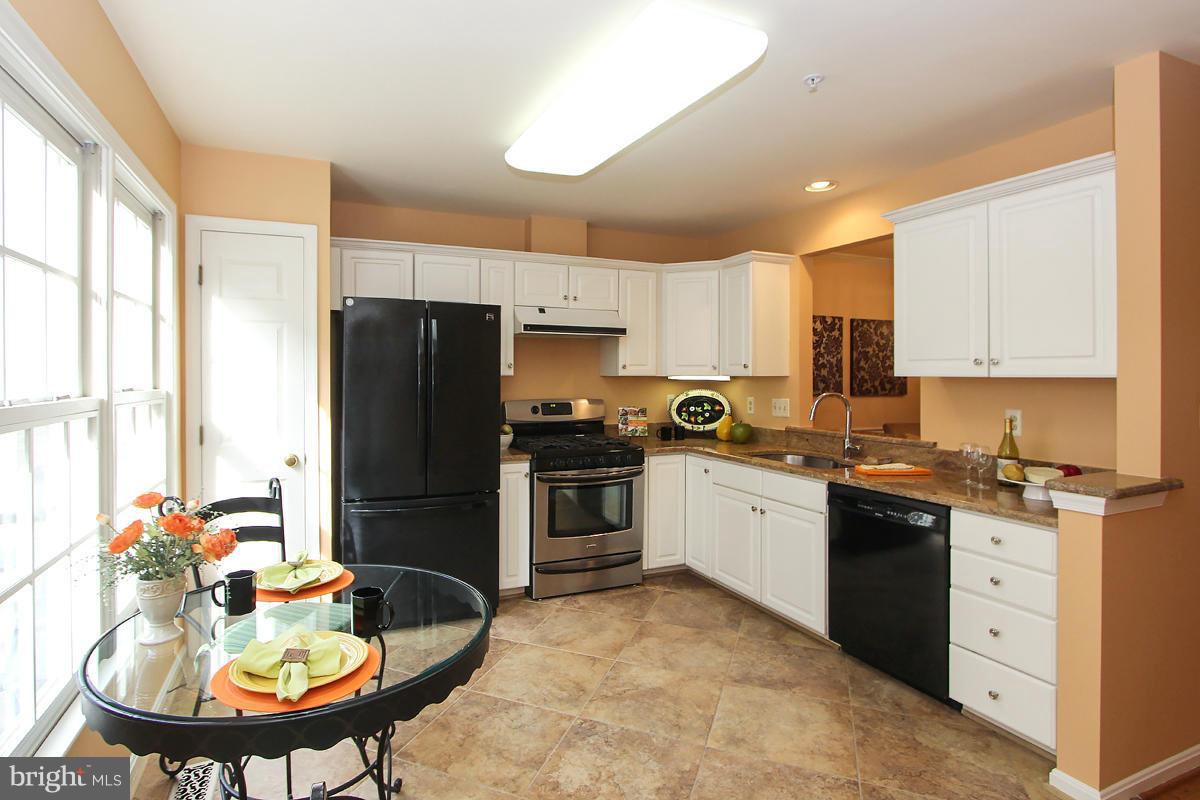204 Ridgepoint Place Gaithersburg, MD 20878 - Photo 17 of 30 Kitchen - upgraded ceramic tile