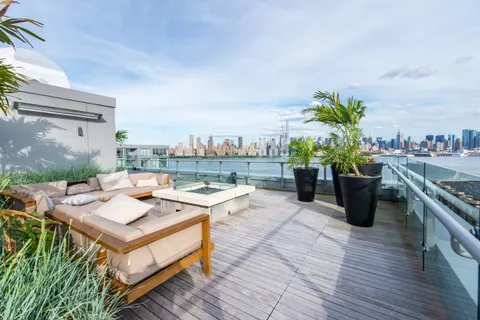 $1,699,999 | 9 Ave At Port Imperial, Unit 810, West New York, NJ 07093