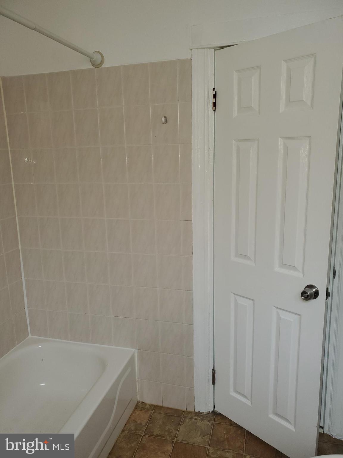 3050 Memphis Street Philadelphia, PA 19134 - Photo 11 of 20 a bathroom with a bathtub