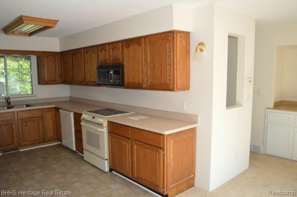 6400 Oak Grove Road Howell, MI 48855 - Photo 4 of 23 39201.jpg