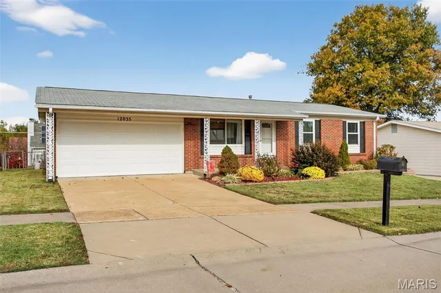 $289,000 | 12035 Bobbett Drive, Maryland Heights, MO 63043