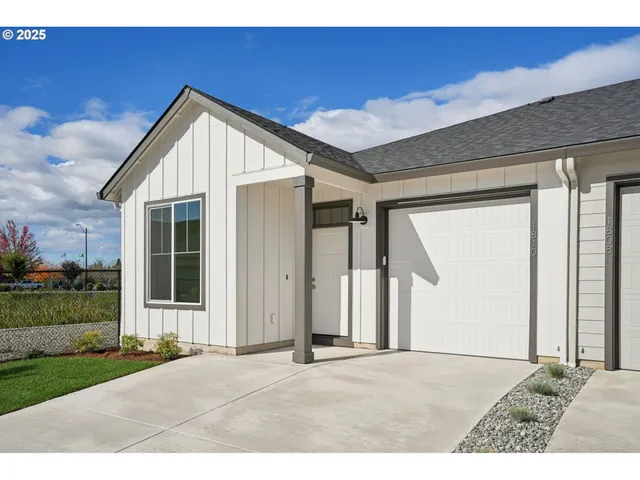 a view of an house with backyard space and garden