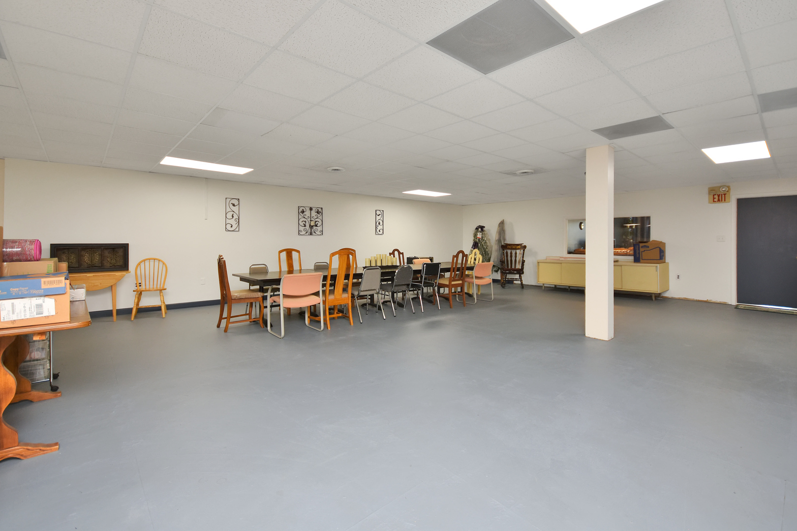 113 North Kickapoo Street Lincoln, IL 62656 - Photo 43 of 48 a room with lots of table and chairs