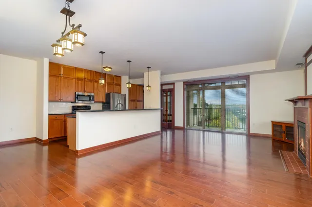 $379,900 | 3251 Louisiana Avenue South, Unit 302, St. Louis Park, MN 55426